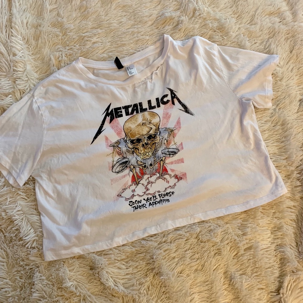 Distressed Metallica cropped T-shirt.